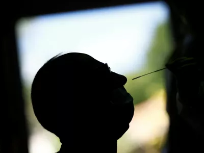 Veliko ljudi se danes ob znakih morebitne&nbsp;okužbe&nbsp;z virusom covida-19 niti ne testira.&nbsp;/ Foto: Reuters