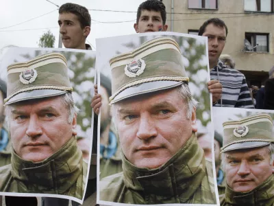 Bosnian Serb people holding photos of former Gen. Ratko Mladic during a protest in Kalinovik, Bosnia, hometown of the Bosnian Serb wartime military leader, 70 kms southeast of Sarajevo, Sunday, May 29, 2011. Approximately 3,000 Bosnian Serbs, gathered to show support and anger after the arrest of Mladic. Protestors carried banners and flags and sang songs in his support, he was arrested after 16 years in hiding from the International War Crimes Tribunal in the Hague. Mladic is to face trial on 15 accounts of war crimes including genocide in Srebrenica in 1995. (AP Photo/Amel Emric) / Foto: Amel Emric