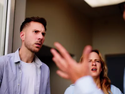 Če gre za posamezne izpade, ki ne vključujejo groženj s telesno po&scaron;kodbo, je ukrep lahko prijava stanovanjski in&scaron;pekciji ali obvestilo upravniku. / Foto: iStock