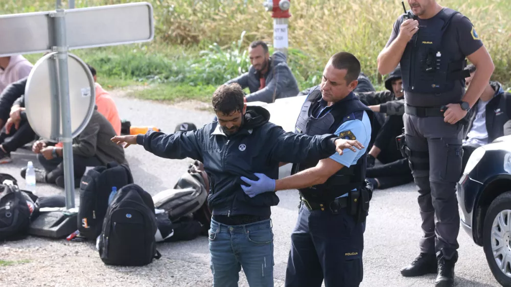 Rigonce. Migranti. Prepovedan prehod migrantov. Policija. Begunci