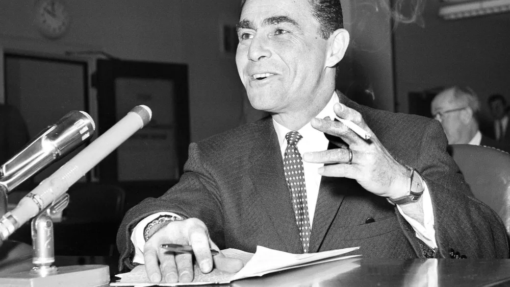 Rod Serling, Hollywood producer, appears as the lead-off witness in Washington in a new series of hearings by the Federal Communications Commission, Jan. 5, 1960. The FCC is inquiring into deceptive practices in the broadcasting industry. (AP Photo/John Rous) / Foto: John Rous