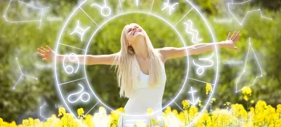 Smiling Relaxed Young Woman Amid With Flowers In Field / Foto: Andreypopov
