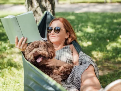 Čas za sprostitev in tudi zabavne kvize. / Foto: Istock