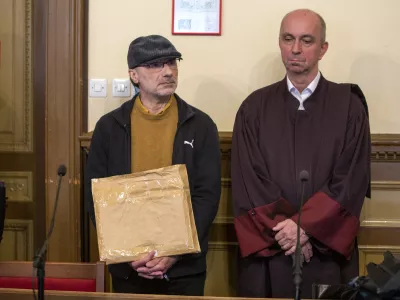 Michel Stephan, libanonskemu kemiku je sodi&scaron;če prisodilo sedem let in 10 mesecev zaporne kazni, za kaznivo dejanje nedovoljenega prometa z orožjem pa &scaron;tiri mesece. Enotna kazen je osem let zapora.Stephanov odvetnik Gorazd Fi&scaron;er- 14.05.2019 &ndash; izrek sodbe - sojenje Michelu Stephanu, ker naj bi prebeglega nekdanjega pripadnika ira&scaron;ke policije Alija Hamzaha Rashida napeljeval k umoru dr. Janeza Plavca s Kemijskega in&scaron;tituta in mu za umor ponujal 25.000 evrov. //FOTO: Matjaž Ru&scaron;t