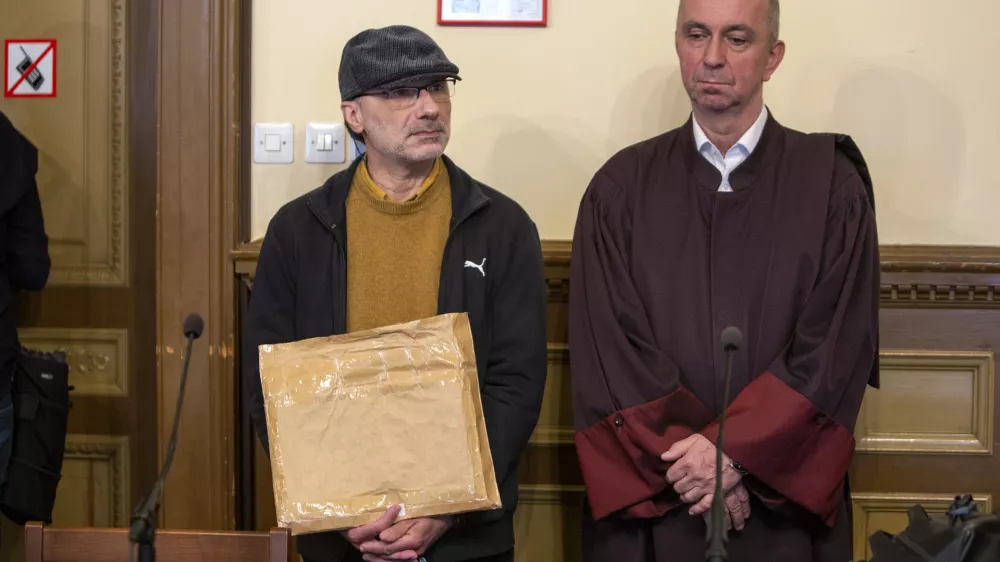 Michel Stephan, libanonskemu kemiku je sodi&scaron;če prisodilo sedem let in 10 mesecev zaporne kazni, za kaznivo dejanje nedovoljenega prometa z orožjem pa &scaron;tiri mesece. Enotna kazen je osem let zapora.Stephanov odvetnik Gorazd Fi&scaron;er- 14.05.2019 &ndash; izrek sodbe - sojenje Michelu Stephanu, ker naj bi prebeglega nekdanjega pripadnika ira&scaron;ke policije Alija Hamzaha Rashida napeljeval k umoru dr. Janeza Plavca s Kemijskega in&scaron;tituta in mu za umor ponujal 25.000 evrov. //FOTO: Matjaž Ru&scaron;t