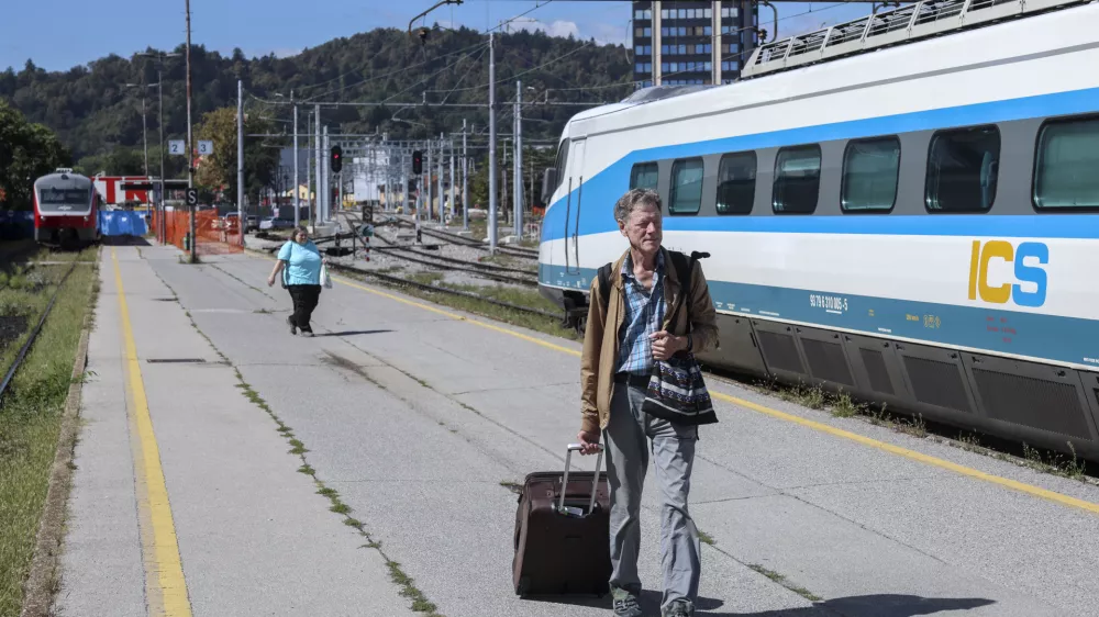 - 10.09.2024 - železni&scaron;ka postaja Ljubljana, vlak, potniki, turisti//FOTO: Jaka Gasar