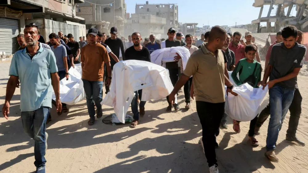Mourners carry the bodies of Palestinians, who, according to Gaza's health ministry, were killed in an overnight Israeli strike on a tent, outside Nasser Hospital in Khan Younis, southern Gaza Strip, July 3, 2025. REUTERS/Hatem Khaled   TPX IMAGES OF THE DAY