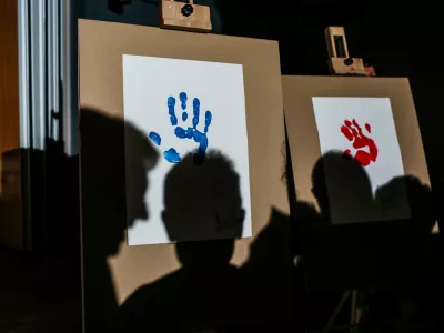 simbolična fotografija, &scaron;olstvo, otroci, risba, odtis roke predsednika vlade in ministrice za &scaron;olstvo, sence- 28.03.2017 - O&Scaron; Brezovica pri Ljubljani - projekt SKUPAJ SMO VEČJI - otroci in &scaron;olarji ustvarjali risbe in slike z namenom sestaviti največjo sestavljeno risbo na svetu za guinnessovo knjigo rekordov.    //FOTO: Bojan Velikonja / Foto: Bojan Velikonja