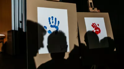 simbolična fotografija, &scaron;olstvo, otroci, risba, odtis roke predsednika vlade in ministrice za &scaron;olstvo, sence- 28.03.2017 - O&Scaron; Brezovica pri Ljubljani - projekt SKUPAJ SMO VEČJI - otroci in &scaron;olarji ustvarjali risbe in slike z namenom sestaviti največjo sestavljeno risbo na svetu za guinnessovo knjigo rekordov.    //FOTO: Bojan Velikonja / Foto: Bojan Velikonja