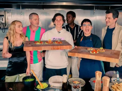 Igralec Brad Pitt se je skupaj z ekipo, ki je sodelovala pri snemanju filma F1 zabaval v družbi priznanega chefa Roberta Moralesa. Foto: IG/robegrill