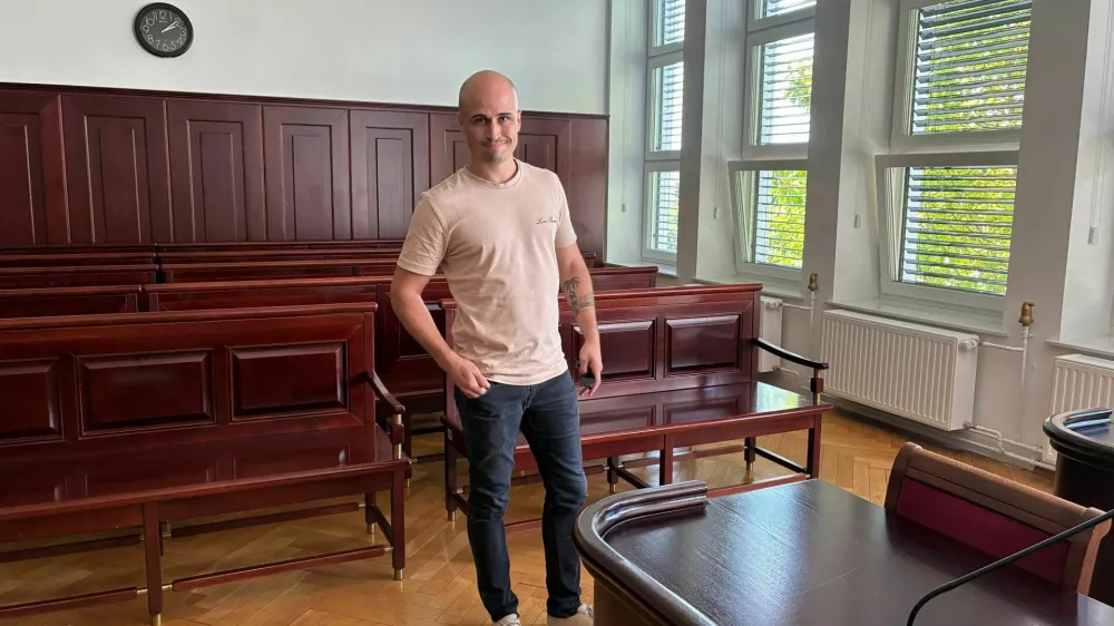 Znani deskar obsojen zaradi objave ženine intimne fotografije