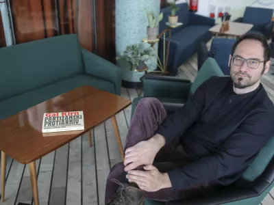 - 21.04.2022 &ndash; dr. Gal Kirn, politični in kulturni teoretik &ndash; avtor knjige Partizanski Protiarhiv: umetni&scaron;ki in spominski prelomi jugoslovanskega NOB //FOTO: Jaka Gasar / Foto: Jaka Gasar