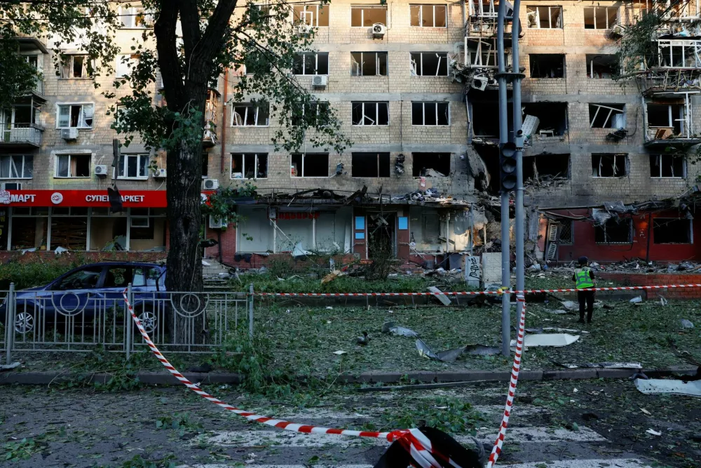 A cordon is placed around a building, damaged during Russian drone and missile strikes, amid Russia's attack on Ukraine, in Kyiv, Ukraine July 4, 2025. REUTERS/Alina Smutko