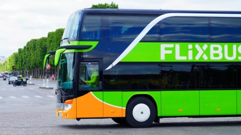 Flixbusov avtobus se je prevrnil, potnik v kritičnem stanju