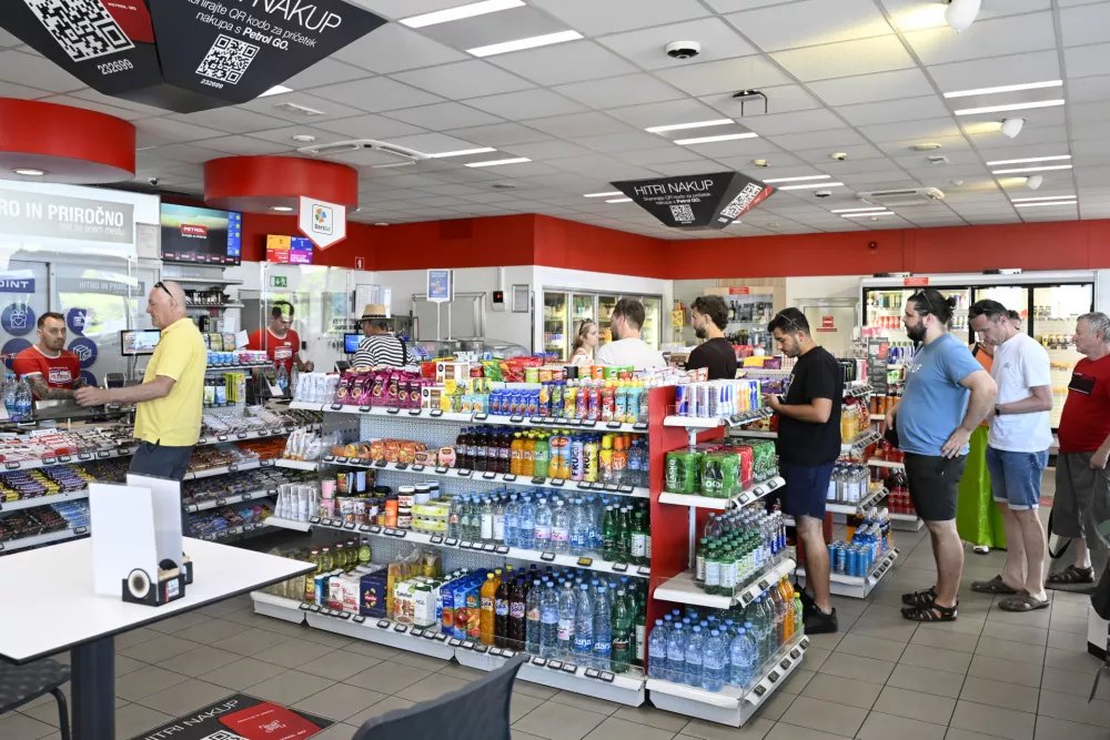 PETROL trža&scaron;kabencinska črpalkahiphop trgovina29.06.2025 - Nakupovanje ob nedeljah in praznikih, odprte trgovine. FOTO: Nik Erik Neubauer