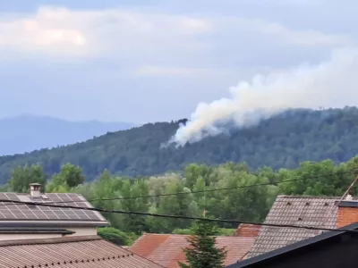 Nadgorica.Na obmocju med Nadgorico in Podgorico pri Ljubljani je izbruhnil obsezen gozdni pozar. Gasilci so za gasenje aktivirali tudi dva letala air tractor in helikopter Slovenske vojske.