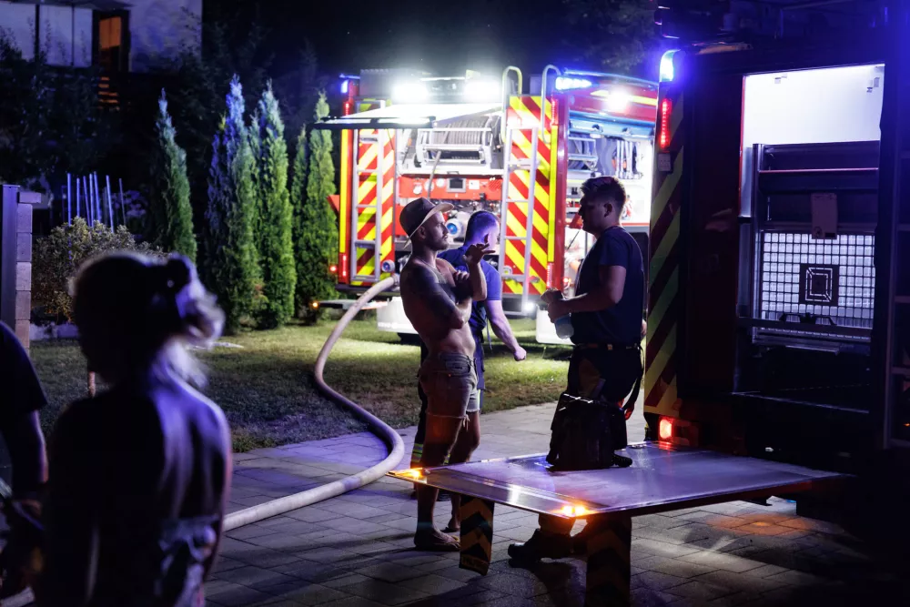 Nadgorica.Na obmocju med Nadgorico in Podgorico pri Ljubljani je izbruhnil obsezen gozdni pozar. Gasilci so za gasenje aktivirali tudi dve letali air tractor in helikopter Slovenske vojske.