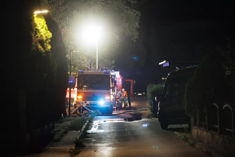 Nadgorica.Na obmocju med Nadgorico in Podgorico pri Ljubljani je izbruhnil obsezen gozdni pozar. Gasilci so za gasenje aktivirali tudi dve letali air tractor in helikopter Slovenske vojske.
