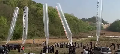 Severnokorejci spuščajo balone s smetmi v zrak, da bi odleteli proti jugu. Foto: Zajem zaslona