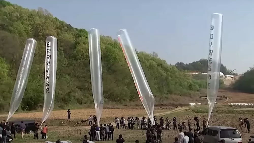 Severnokorejci spu&scaron;čajo balone s smetmi v zrak, da bi odleteli proti jugu. Foto: Zajem zaslona