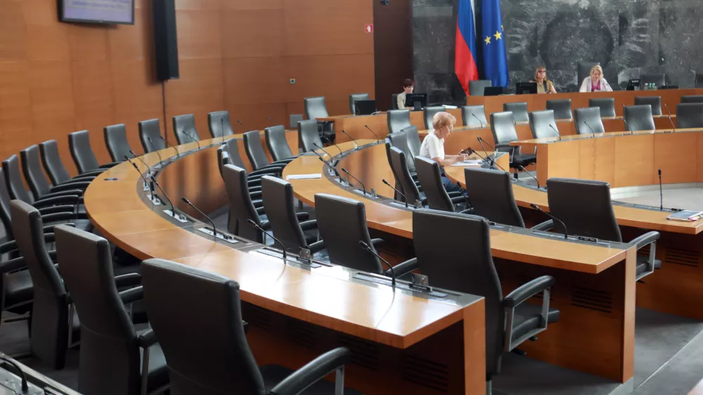 04.07.2025 - parlament,izredna seja DZ, prazni stoli poslanske skupine SDS, obstrukcijaFoto: Tomaž Skale