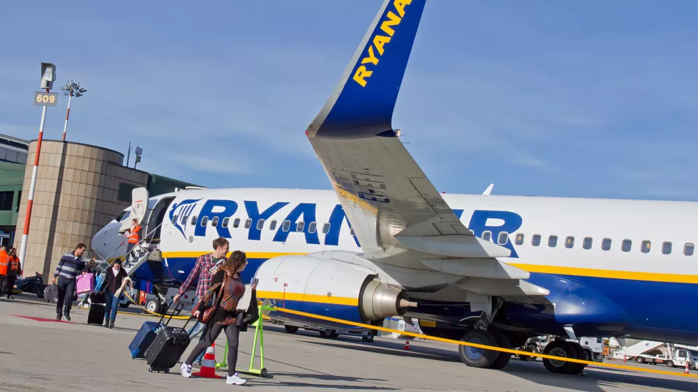 Nizkocenovni letalski prevoznik Ryanair je napovedal, da bo za 20 odstotkov povečal količino brezplačne ročne prtljage. Foto: iStock
