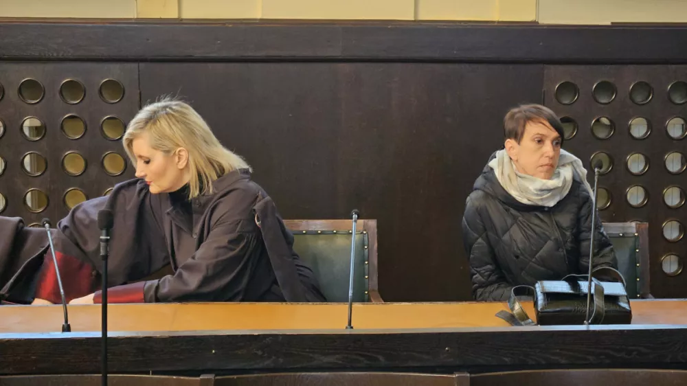 Irena Tihec, ob njej odvetnica Vesna Gy&ouml;rk&ouml;s Žnidar, se brani s prostosti. 