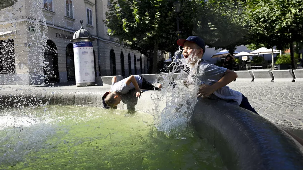 - 27.06.2022 &ndash; Vremenska slika v Ljubljani - vročinski val - visoke dnevne temperature - //FOTO: Nik Erik Neubauer