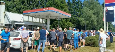 Petrol, zaprtje bencinskega servisa, protest krajanov, Črni vrh nad Idrijo. Foto: Nataša Bucik Ozebek