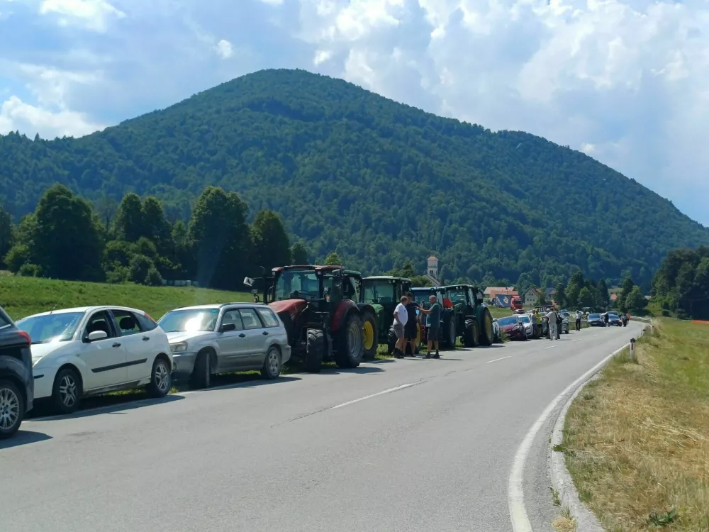 Petrol, zaprtje bencinskega servisa, protest krajanov, Črni vrh nad Idrijo. Foto: Nata&scaron;a Bucik Ozebek