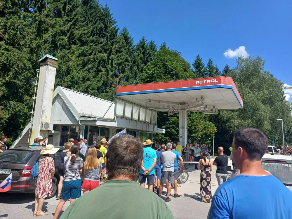 Petrol, zaprtje bencinskega servisa, protest krajanov, Črni vrh nad Idrijo. Foto: Nata&scaron;a Bucik Ozebek