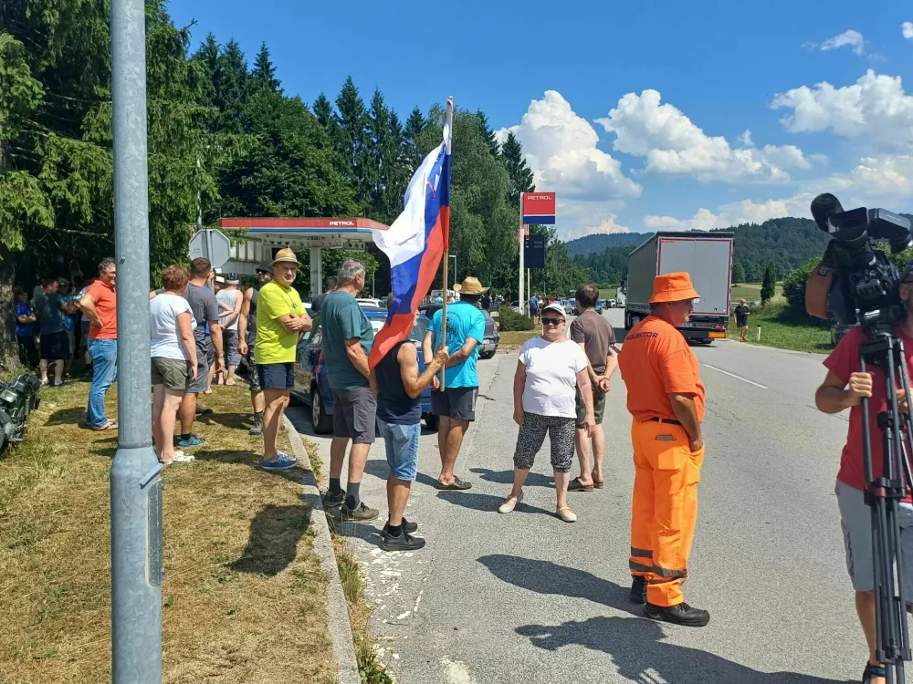 Petrol, zaprtje bencinskega servisa, protest krajanov, Črni vrh nad Idrijo. Foto: Nata&scaron;a Bucik Ozebek