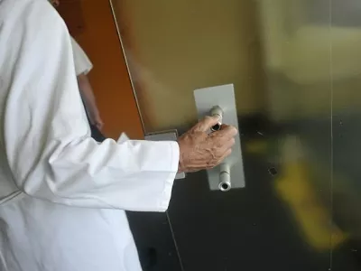 Poleg Fidesa se upirajo tudi zasebniki z zdravni&scaron;ko zbornico