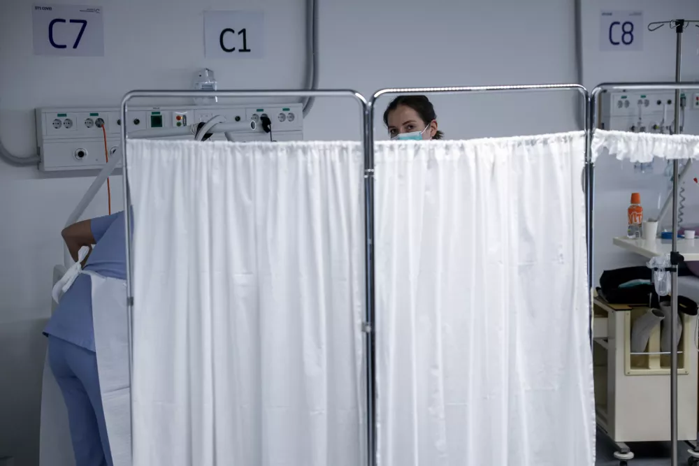 - simbolična fotografija - zdravstvo, zdravnik, medicinska sestra, medicinsko osebje, pacient, bolnica, bolni&scaron;nica- 12.03.2025 - ministrica za zdravje Valentina Prevolnik Rupel si je na delovnem obisku v Univerzitetnem kliničnem centru (UKC) ogledala tekoče investicije//FOTO: Jaka Gasar