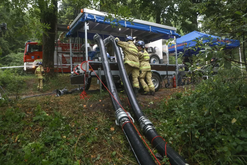 Reka unica - civilna za&scaron;čita- 26.07.2022 &ndash; kritično stanje vodooskrbe v slovenski Istri &ndash; prispeli prvi tovornjaki s cisternami surove vode iz reke Unice v vodarno Rižanskega vodovoda v Cepkih pri Dekanih.  //FOTO: Luka Cjuha / Foto: Luka Cjuha