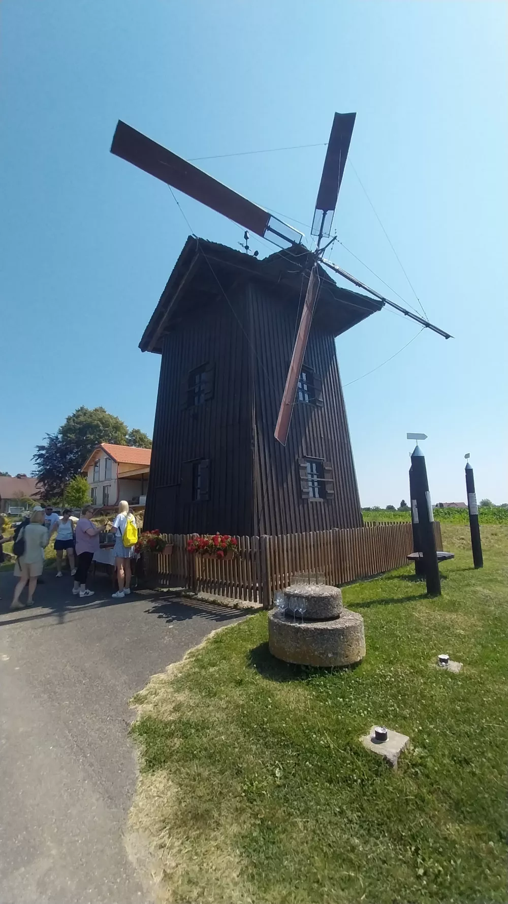 Sveti Jurij ob &Scaron;čavnici se pohvali z edinim &scaron;e delujočim mlinom na veter. Res je tudi da je njegov replika vsaj enkrat večja od originala. F Vesna Levičnik