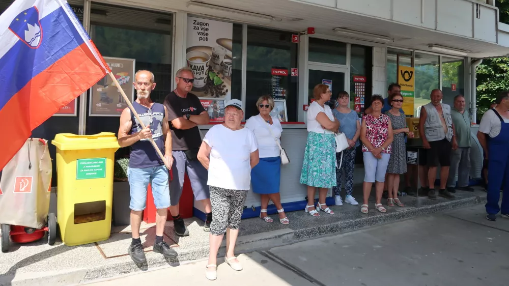 Črni Vrh nad Idrijo, bencinski servis Petrol, protest ob zaprtju / Foto: Nata&scaron;a Bucik Ozebek