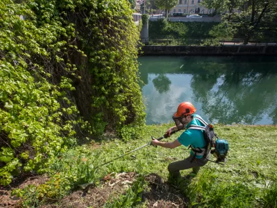 - 20.04.2016 - Simbolična fotografija - ko&scaron;enje trave ob Ljubljanici - delo - či&scaron;čenje - ko&scaron;nja -  ..//FOTO: Maja Marko  