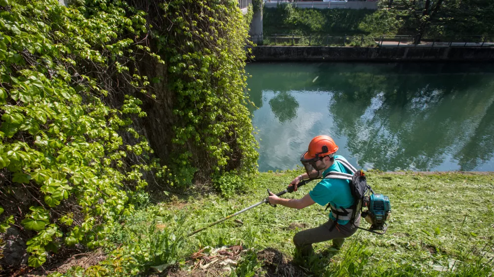 - 20.04.2016 - Simbolična fotografija - ko&scaron;enje trave ob Ljubljanici - delo - či&scaron;čenje - ko&scaron;nja -  ..//FOTO: Maja Marko  