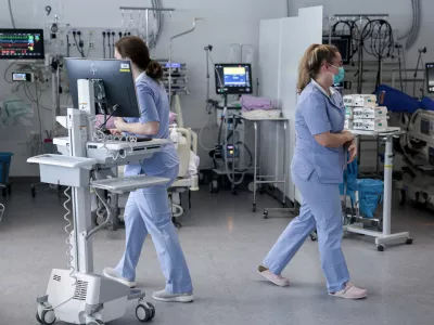 - simbolična fotografija - zdravstvo, zdravnik, medicinska sestra, medicinsko osebje, pacient, bolnica, bolni&scaron;nica- 12.03.2025 - ministrica za zdravje Valentina Prevolnik Rupel si je na delovnem obisku v Univerzitetnem kliničnem centru (UKC) ogledala tekoče investicije//FOTO: Jaka Gasar / Foto: Jaka Gasar