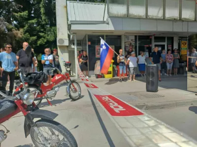 Petrol, zaprtje bencinskega servisa, protest krajanov, Črni vrh nad Idrijo. Foto: Nata&scaron;a Bucik Ozebek