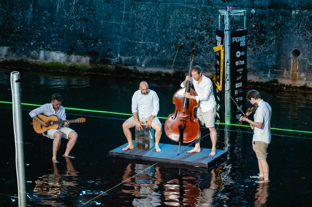 Odbojka na Ljubljanici. Foto: Nik Bertoncelj