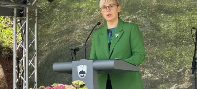 Gornji Suhor pri Vinici.Slovesnost ob dnevu slovensko-britanskega prijateljstva v spomin na 80. obletnico padca bombnika B 24 Liberator VI v Gornjem Suhorju pri Vinici, ki so se je udelezili predsednica republike Natasa Pirc Musar, veleposlanica Zdruzenega kraljestva Velike Britanije in Severne Irske Victoria Harrison, generalmajor Simon Edwards in zupan Obcine Crnomelj Andrej Kavsek.