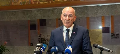 Ljubljana, DZ.Odzivi poslancev v drzavnem zboru na napovedano zvisanje izdatkov za obrambo.Predsednik SDS Janez Jansa.