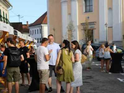 Mestni trg v Metliki se je prelevil v živahno prizori&scaron;če uličnega praznovanja. F Zavod Metlika