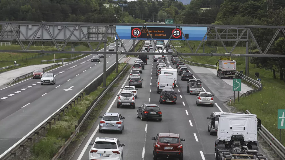 - 18.05.2023 &ndash; Ljubljanska obvoznica &ndash; prometni zastoj zaradi praznika Jezusov vnebohod v nekaterih državah //FOTO: Luka Cjuha