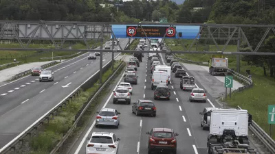 - 18.05.2023 &ndash; Ljubljanska obvoznica &ndash; prometni zastoj zaradi praznika Jezusov vnebohod v nekaterih državah //FOTO: Luka Cjuha