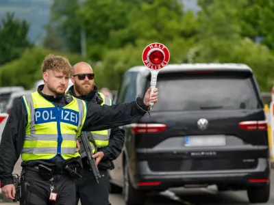 Kiefersfelden, Bavaria, Germany - May 15, 2025: Border control by the Federal Police at the Kiefersfelden checkpoint, Inntal Ost, on the A93 highway between Germany and Austria. Police officers pull a vehicle out of traffic with the police trowel with the inscription HALT POLIZEI *** Grenzkontrolle der Bundespolizei an der Kontrollstelle Kiefersfelden, Inntal Ost, an der Autobahn A93 zwischen Deutschland und ?sterreich. Polizisten ziehen ein Fahrzeug aus dem Verkehr mit der Polizeikelle mit Aufschrift HALT POLIZEINo Use Switzerland. No Use Germany. No Use Japan. No Use Austria
