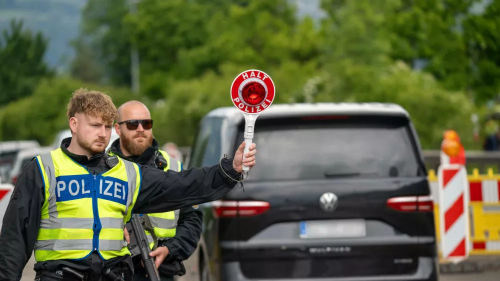 Kiefersfelden, Bavaria, Germany - May 15, 2025: Border control by the Federal Police at the Kiefersfelden checkpoint, Inntal Ost, on the A93 highway between Germany and Austria. Police officers pull a vehicle out of traffic with the police trowel with the inscription HALT POLIZEI *** Grenzkontrolle der Bundespolizei an der Kontrollstelle Kiefersfelden, Inntal Ost, an der Autobahn A93 zwischen Deutschland und ?sterreich. Polizisten ziehen ein Fahrzeug aus dem Verkehr mit der Polizeikelle mit Aufschrift HALT POLIZEINo Use Switzerland. No Use Germany. No Use Japan. No Use Austria