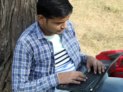 indian man using laptop at the park / Foto: Vipin Jaiswal